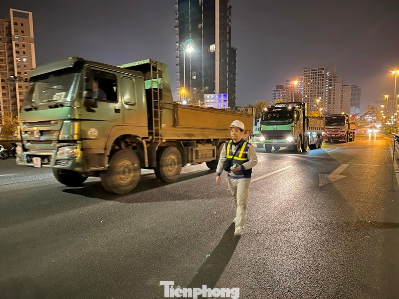 Ngoài thân xe, trên thùng mỗi xe tải còn đổ đầy cát để tăng thêm trọng lượng. Mỗi xe tham gia kiểm định cầu Nhật Tân những ngày qua có trọng tải nặng từ 25 đến 30 tấn/xe. Ngoài thân xe, trên thùng mỗi xe tải còn đổ đầy cát để tăng thêm trọng lượng. Mỗi xe tham gia kiểm định cầu Nhật Tân những ngày qua có trọng tải nặng từ 25 đến 30 tấn/xe.