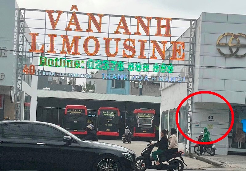 Tại số 40 Lê Hoàn có nhiều xe khách của Vân Anh xếp hàng đón, khách. Tại đây hoạt động như mô hình bến xe công khai, xe chạy theo lịch trình giờ rõ ràng, khách đến phải vào quầy mua vé, lên xe. Tại số 40 Lê Hoàn có nhiều xe khách của Vân Anh xếp hàng đón, khách. Tại đây hoạt động như mô hình bến xe công khai, xe chạy theo lịch trình giờ rõ ràng, khách đến phải vào quầy mua vé, lên xe.