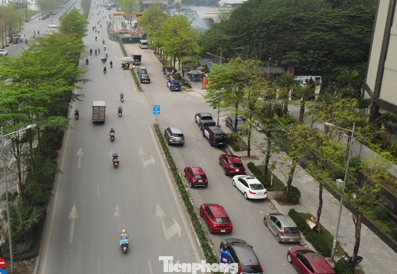 Do hàng rào dự án chiếm dụng 2 đầu nên các đoạn còn lại của lòng đường đang bị biến thành bãi đỗ ô tô ngày, đêm.