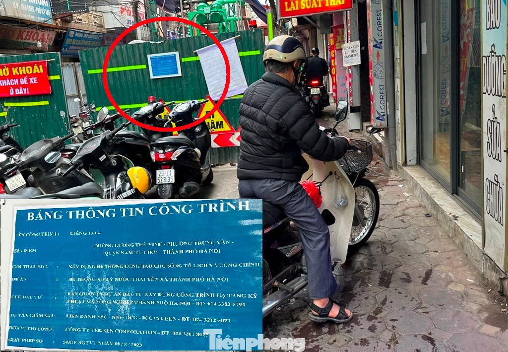 Tuy là dự án trọng điểm cấp thành phố, nhưng bản chỉ dẫn, thông tin dự án chỉ được nhà đầu tư in kích thước bằng khoảng tờ giấy A4 (ảnh nhỏ), không đúng quy định. Để đọc được thông tin phóng viên phải lại gần chụp ảnh rồi phóng to lên (ảnh nhỏ)