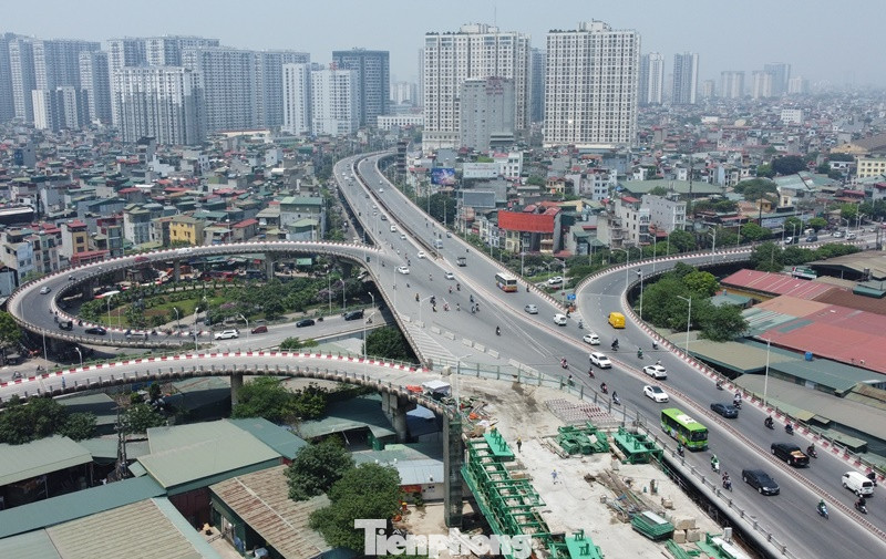 Giờ cao điểm sáng 5/5, đường Vành đai 2 trên cao và dưới thấp từ hướng Ngã Tư Vọng, Minh Khai lên cầu Vĩnh Tuy đã không còn xảy ra ùn tắc.