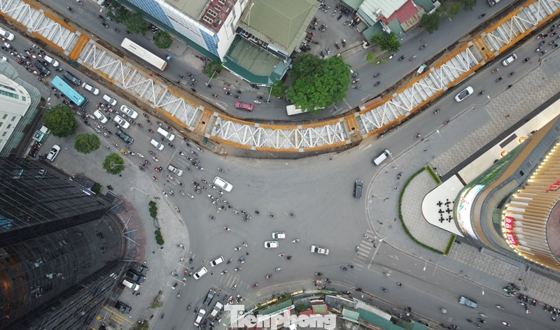 Toàn cảnh cầu vượt Chùa Bộc - Phạm Ngọc Thạch từ trên cao, theo tiến độ sẽ được thông xe dịp 30/4 năm nay, xóa điểm ùn tắc tại nút giao hiện diện.