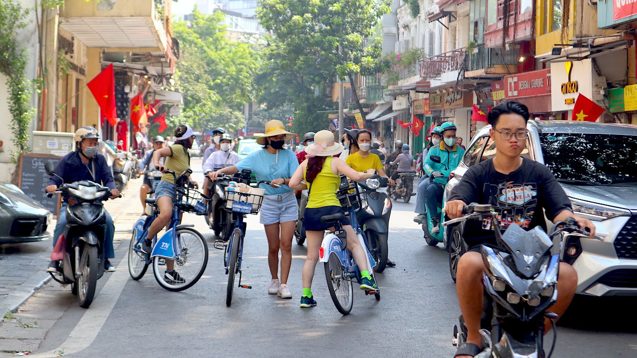 Người dân di chuyển theo đoàn để thăm thú phố cổ Hà Nội. Người dân di chuyển theo đoàn để thăm thú phố cổ Hà Nội.