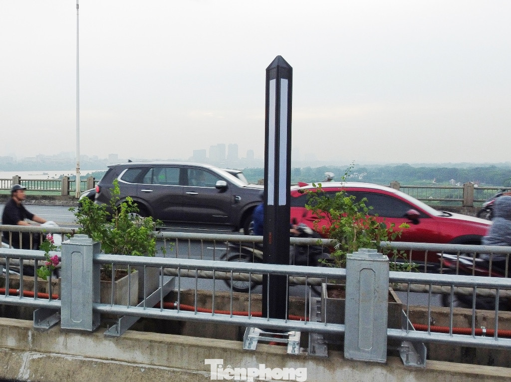 Khác với các đèn pha được lắp ở trên cột cao, đầu bóng chúc xuống dưới đường, thì hệ thống đèn chiếu sáng ở dải phân cách giữa cầu Vĩnh Tuy 1 và cầu Vĩnh Tuy 2 đầu nhọn lại hướng lên không trung. Ngoài chiếu sáng, hệ thống đèn này có nhiệm vụ tạo cảnh quan, trang trí cho cầu về đêm.