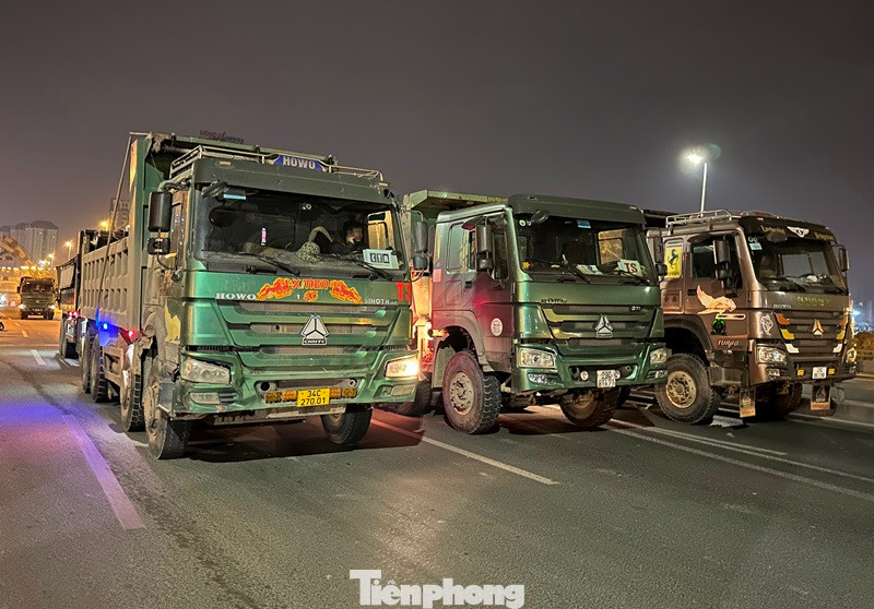 Để kiểm định độ võng mặt cầu, khả năng chịu lực của các nhịp, dầm cầu, đơn vị thi công đã sử dụng dàn xe tải loại hổ vồ (Howo) xếp thành 3 hàng dài đi với tốc độ chậm, hoặc có đoạn đứng yên trên cầu. Để kiểm định độ võng mặt cầu, khả năng chịu lực của các nhịp, dầm cầu, đơn vị thi công đã sử dụng dàn xe tải loại hổ vồ (Howo) xếp thành 3 hàng dài đi với tốc độ chậm, hoặc có đoạn đứng yên trên cầu.