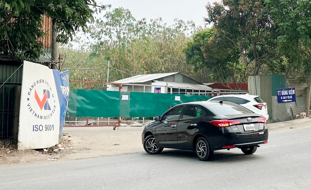 Do việc dừng hoạt động của Trung tâm đăng kiểm Pháp Vân không được báo trước nên đến trưa và chiều nay vẫn có chủ xe đến đây mong được đăng kiểm.