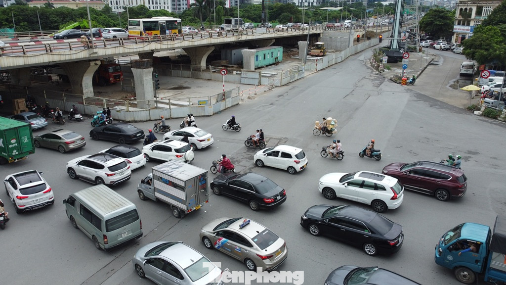 Sáng 13/9, phương tiện ô tô, xe máy vẫn xếp hàng đi qua nút giao Mai Dịch.