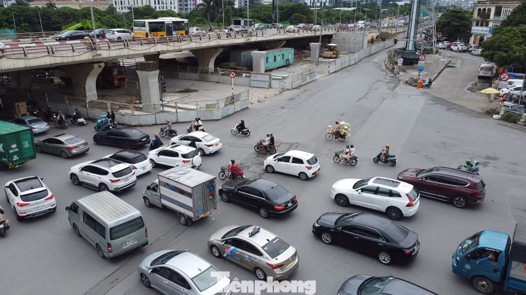 Sáng 13/9, phương tiện ô tô, xe máy vẫn xếp hàng đi qua nút giao Mai Dịch. Sáng 13/9, phương tiện ô tô, xe máy vẫn xếp hàng đi qua nút giao Mai Dịch.