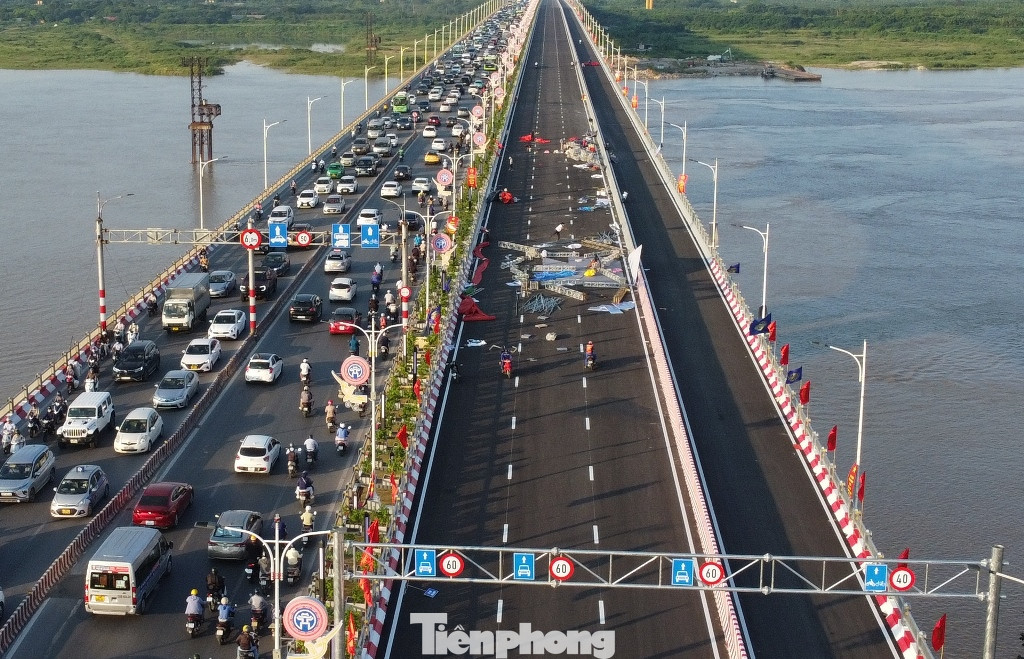 Lý giải nguyên nhân cầu đã thông 1 ngày nhưng xe vẫn chưa thể di chuyển, cuối giờ chiều nay đại diện Ban QLDA đầu tư xây dựng công trình giao thông Hà Nội (Ban Giao thông) - Chủ đầu tư cho biết, là do sân khấu, nhà sắt lắp dựng phục vụ lễ thông xe vẫn chưa được đơn vị tổ chức sự kiện tháo dỡ xong.