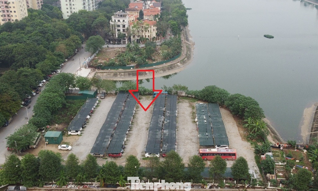 Cụ thể, trong ảnh là vị trí đất vàng cạnh trung tâm thể thao quận Hoàng Mai và được quy hoạch để xây dựng công trình công ích, nhưng hiện lô đất này đã trở thành bãi trông xe thu tiền không phép.