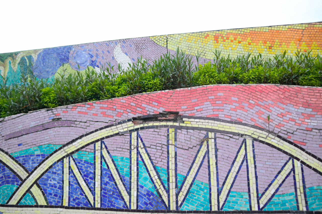 Mặc dù đã được quan tâm duy tu, chỉnh trang hai lần vào năm 2015 và 2017, thực tế con đường gốm sứ ven sông Hồng đang xuống cấp nghiêm trọng với từng mảng tường bị nứt dài, có thể đổ sập bất cứ lúc nào.