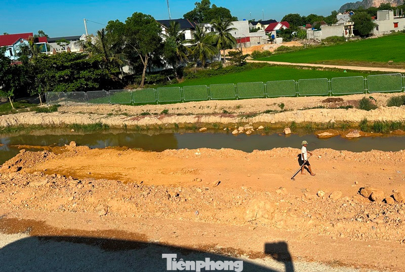 Hệ thống đường gom - một trong các hạng mục chính của dự án ở đoạn cuối nhiều vị trí vẫn chưa xong nền mặt đường gom.