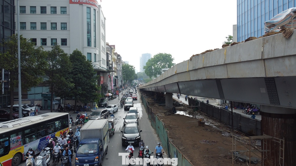 Trước tình trạng ùn tắc kéo dài trên đường Chùa Bộc - Phạm Ngọc Thạch, người tham gia giao thông tại đây đang mong cầu vượt hoàn thành từng ngày.