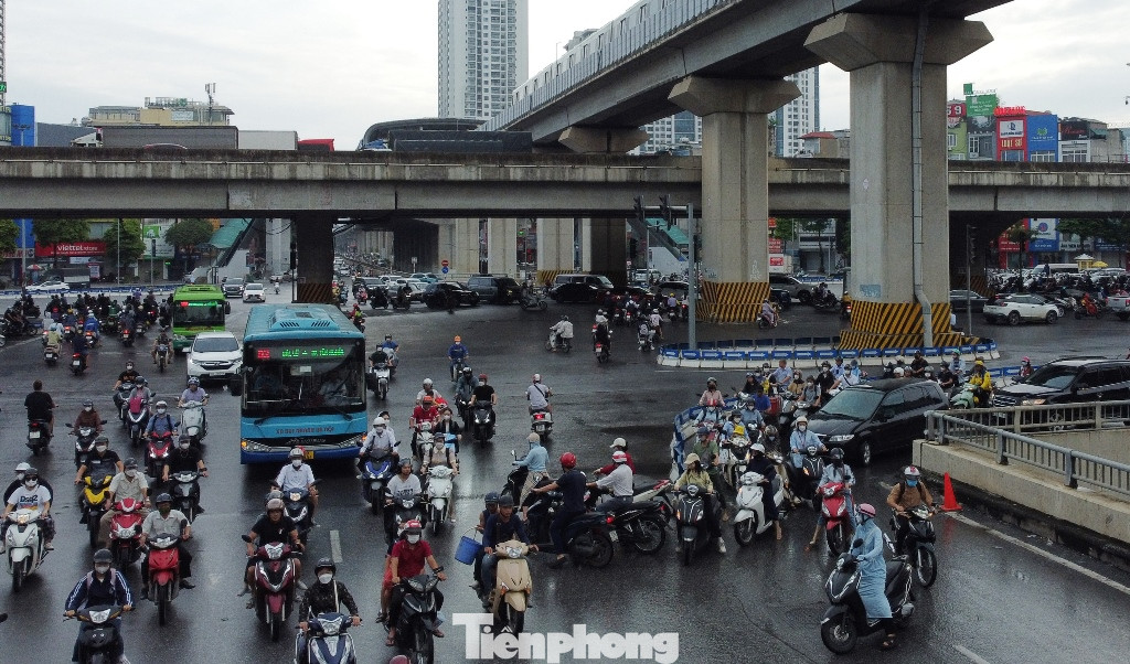 Hình ảnh xe máy nối đuôi nhau đi ngược chiều và đối đầu phương tiện đi từ hướng Ngã Tư Sở qua nút giao Thanh Xuân sáng 27/9.