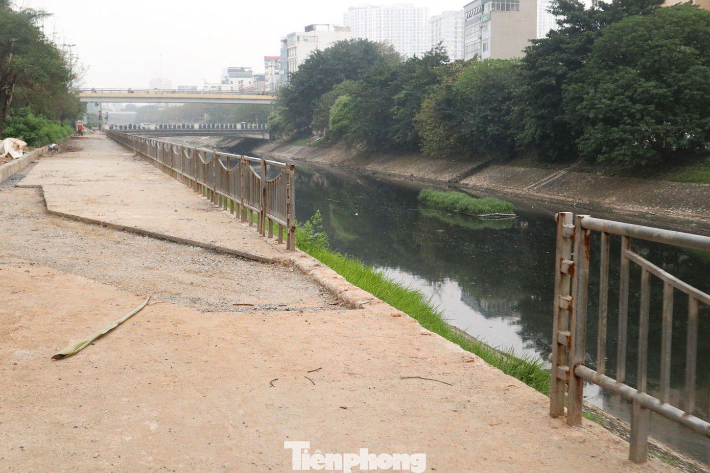 Nhiều đoạn trên đường đi bộ ven sông Tô Lịch hàng rào sắt bị mất, tiềm ẩn nguy cơ tai nạn cho người dân.