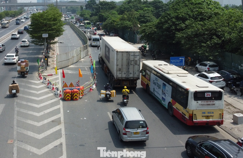 Thay vì 4 làn đường như mọi ngày, sáng 22/5, phương tiện lưu thông qua nút giao Mai Dịch theo hướng Vành đai 3 chỉ còn có 2 làn, dẫn đến ùn ứ kéo dài.