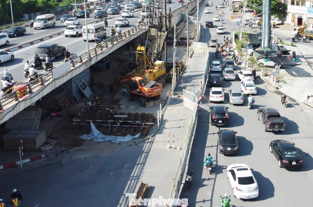 Ở giữa nút, hàng rào thi công hai nhánh cầu vượt thép nằm song song với cầu vượt Mai Dịch đã mở rộng thêm chiếm đến hơn nửa lòng đường. Xe qua nút Mai Dịch hướng Phạm Hùng - Phạm Văn Đồng và ngược lại chỉ còn một, hai làn xe.