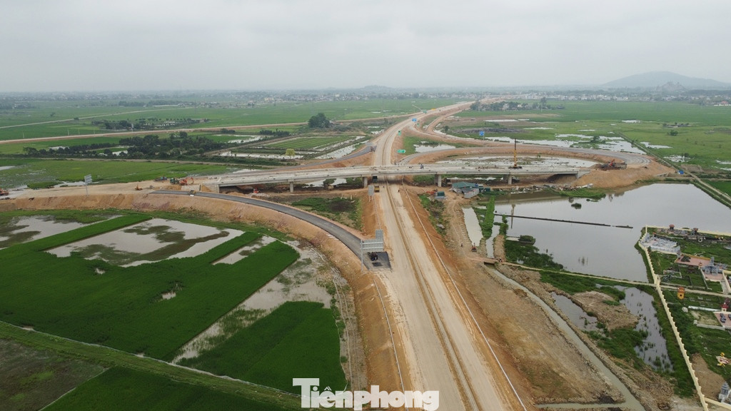 Công trường nút giao Đông Xuân đang thi công trên một cánh đồng với bán kính rộng, vị trí xây dựng là khoảng giữa hai tuyến quốc lộ là QL45 và QL47.