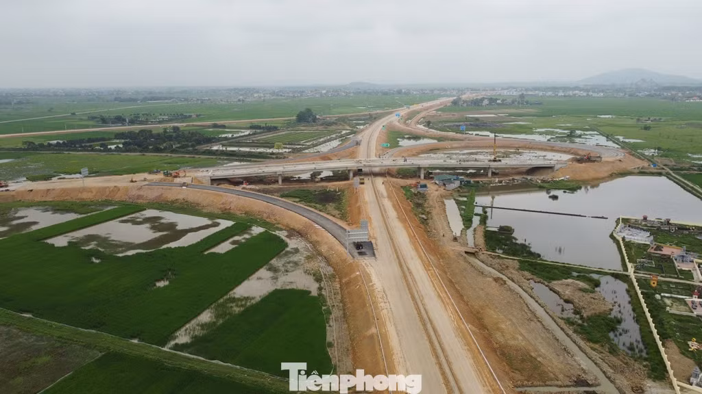 Công trường nút giao Đông Xuân đang thi công trên một cánh đồng với bán kính rộng, vị trí xây dựng là khoảng giữa hai tuyến quốc lộ là QL45 và QL47.