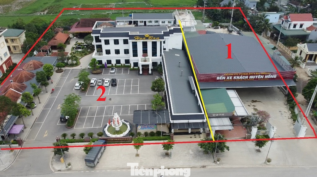 Toàn bộ diện tích rộng hơn 0,8 héc-ta (trong khung đỏ) nhưng hiện nay bến xe chỉ chiếm khoảng 1/3 (ô 1), còn lại bị biến thành nhà vườn, trung tâm thương mại, tiệc cưới (ô 2).