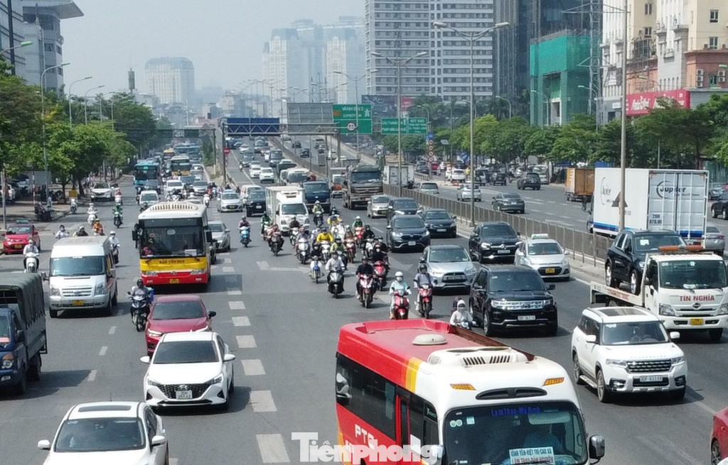 Từ giờ cao điểm sáng đến trưa nay, tuyến đường Vành đai 3 trên cao và đường Phạm Văn Đồng dưới thấp dẫn đến nút giao Mai Dịch đều bị ùn tắc trong điều kiện nắng nóng tại Hà Nội.