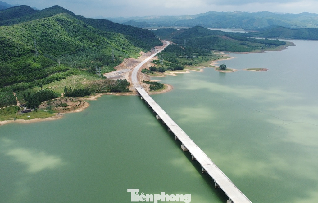 Cầu cũng là "bờ nối" giúp hai địa danh là huyện Nông Cống và thị xã Nghi Sơn qua lại dễ dàng.