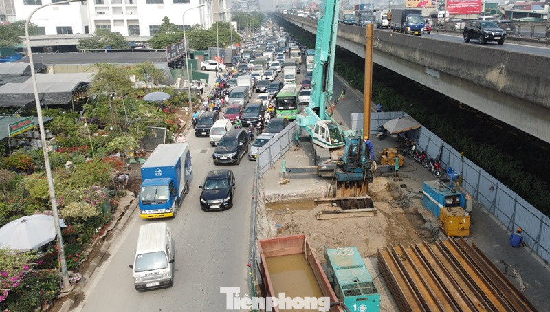 Sở GTVT Hà Nội cho biết, có 17 điểm ùn tắc do công trường thi công trên đường. Ảnh: Anh Trọng.