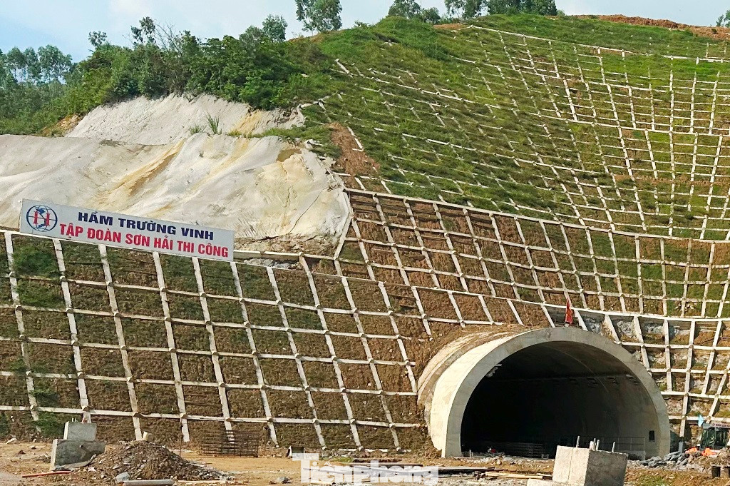 Với chiều dài là 450 mét hầm qua núi, liên danh Cty CP tập đoàn Đèo Cả và Cty TNHH Tập đoàn Sơn Hải đã được giao làm hầm qua núi và lấy tên là hầm đường bộ là Trường Vinh (một địa danh ở xã Trường Lâm, huyện Tĩnh Gia, Thanh Hóa). Với chiều dài là 450 mét hầm qua núi, liên danh Cty CP tập đoàn Đèo Cả và Cty TNHH Tập đoàn Sơn Hải đã được giao làm hầm qua núi và lấy tên là hầm đường bộ là Trường Vinh (một địa danh ở xã Trường Lâm, huyện Tĩnh Gia, Thanh Hóa).