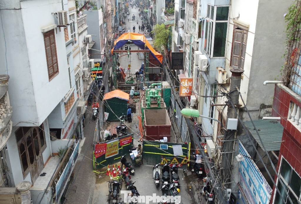 Toàn cảnh công trường hàng rào vừa được dựng lên đoạn từ số số 100 đến 182 Lương Thế Vinh.