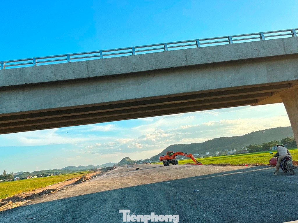 Toàn tuyến có 4 nút giao lên xuống, gồm: 3 nút giao gồm nút giao đầu dự án tại Nghi Sơn (đoạn giao với đường Nghi Sơn - Bãi Trành, Thanh Hóa), nút giao Quỳnh Vinh, nút giao Quỳnh Mỹ, nút giao Diễn Cát (cuối dự án xã Diễn Tháp, Diễn Châu, Nghệ An)… Toàn tuyến có 4 nút giao lên xuống, gồm: 3 nút giao gồm nút giao đầu dự án tại Nghi Sơn (đoạn giao với đường Nghi Sơn - Bãi Trành, Thanh Hóa), nút giao Quỳnh Vinh, nút giao Quỳnh Mỹ, nút giao Diễn Cát (cuối dự án xã Diễn Tháp, Diễn Châu, Nghệ An)…