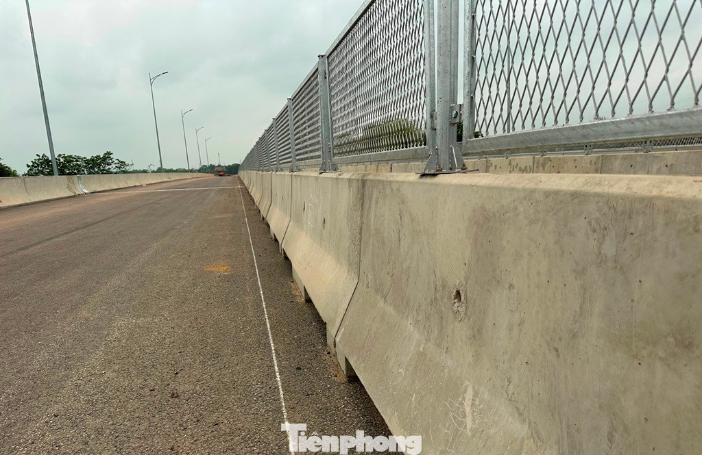 Giữa các làn đường, trong đó có làn xe hỗn hợp dành cho người dân địa phương đều có dải phân cách cứng để tách biệt. Giữa các làn đường, trong đó có làn xe hỗn hợp dành cho người dân địa phương đều có dải phân cách cứng để tách biệt.