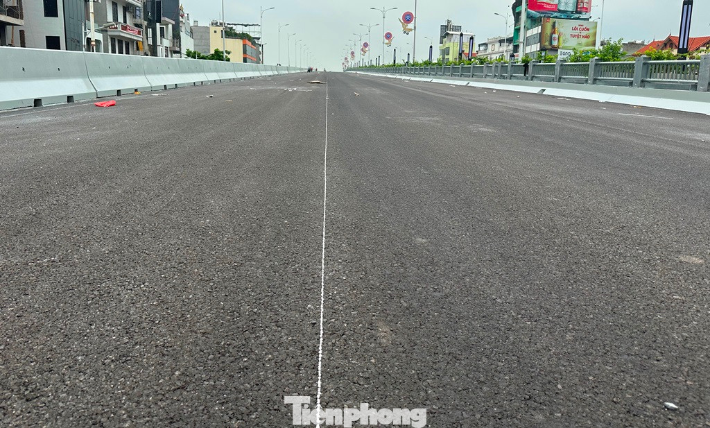 Phần đường ở giữa cầu sẽ phân 3 làn xe bằng vạch kẻ sơn đã được đánh dấu.