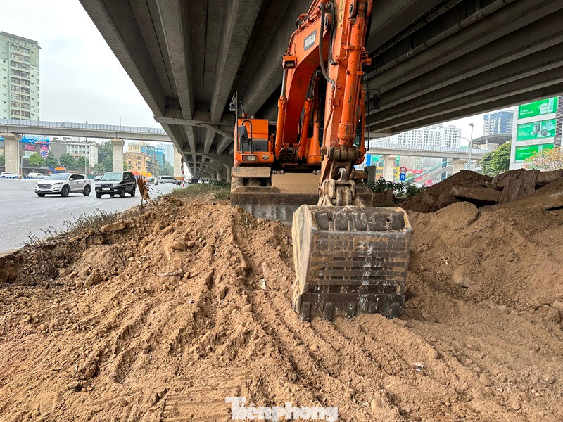 Trước tình trạng trên, Sở GTVT Hà Nội vừa chấp thuận để đơn vị thi công tiến hành xén dải phân cách giữa đường Vành đai 3 để mở rộng 1 làn đường.