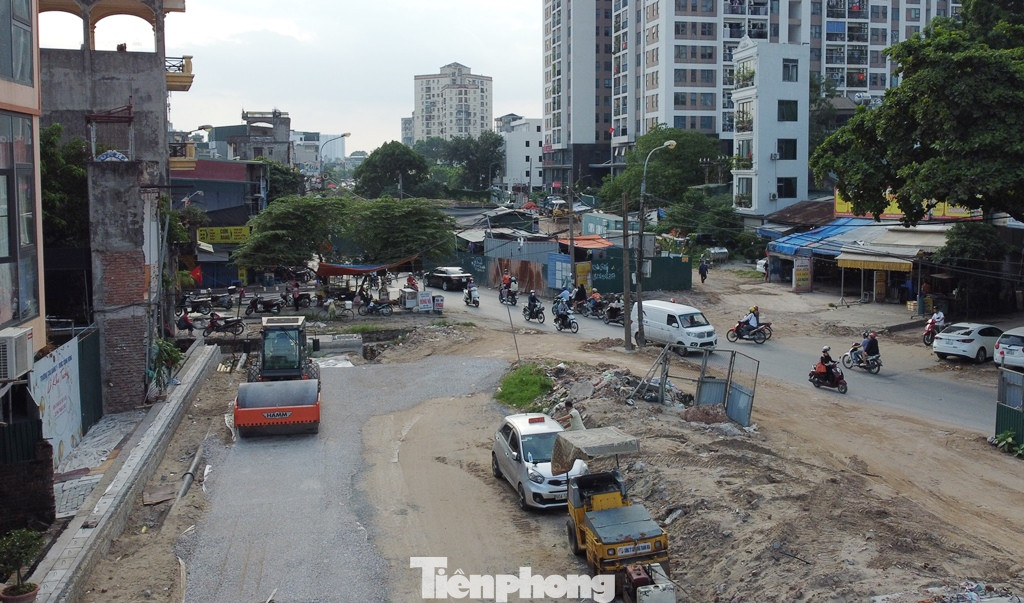 Do vướng đường sắt chạy tàu Bắc - Nam và ga Giáp Bát nên đường vào công trường thi công hầm không có, các đơn vị thi công phải giải phóng nhà cửa nằm trong mặt bằng dự án để làm đường từ phố Định Công đi vào.