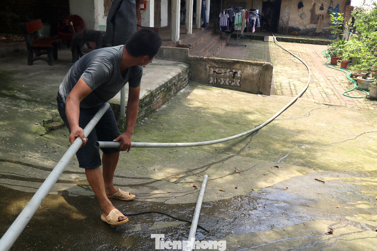 Các xe nước được chở đến nhà dân sẽ được đấu nối ống nước để đổ xuống giếng hay bể chứa. Thực tế lượng nước người dân nhận được sẽ hao hụt đi nhiều do quá trình vận chuyển.