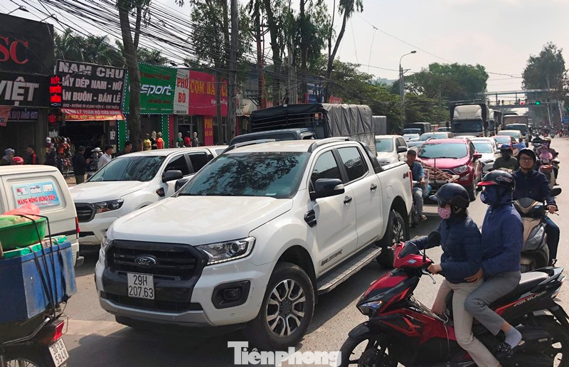 Phòng CSGT Hà Nội cho biết, từ khi đường Chu Văn An thông xe, đã làm phát sinh một "điểm đen" ùn tắc tại đường 70 đoạn qua Bệnh viện Thanh Trì.