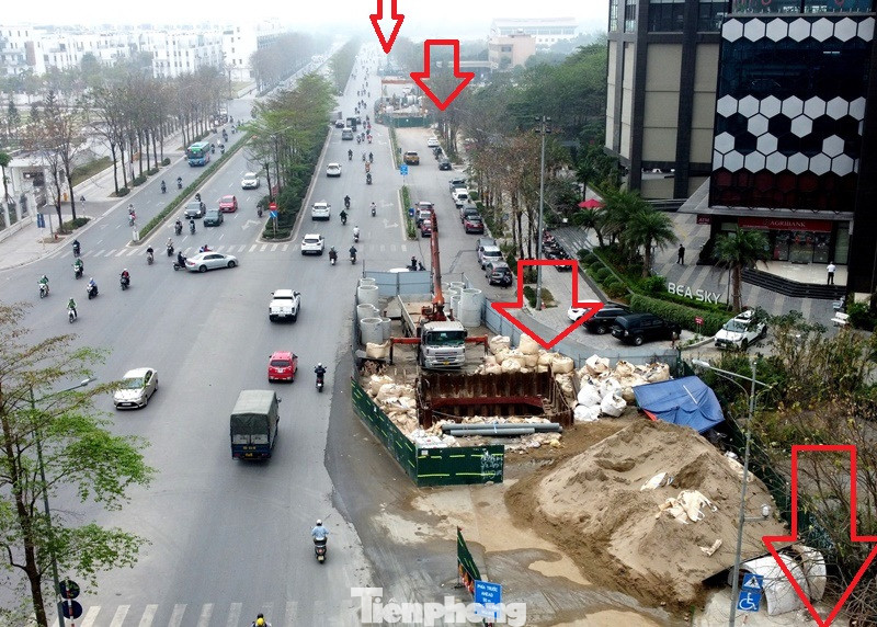 Mặc dù nút giao và nhiều hạng mục chưa hoàn thiện nhưng hiện tuyến đường Chu Văn An đang có tới 4 hàng rào công trường dự án hệ thống xử lý nước thải Yên Xá chiếm dụng (mũi tên đỏ).