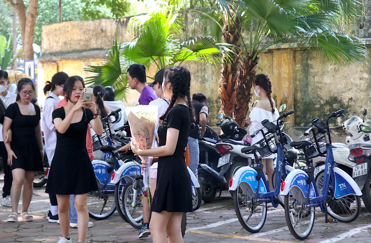 Nhiều bạn trẻ lựa chọn gửi xe máy tại trạm dừng đỗ xe để trải nghiệm dịch vụ xe đạp công cộng. Nhiều bạn trẻ lựa chọn gửi xe máy tại trạm dừng đỗ xe để trải nghiệm dịch vụ xe đạp công cộng.