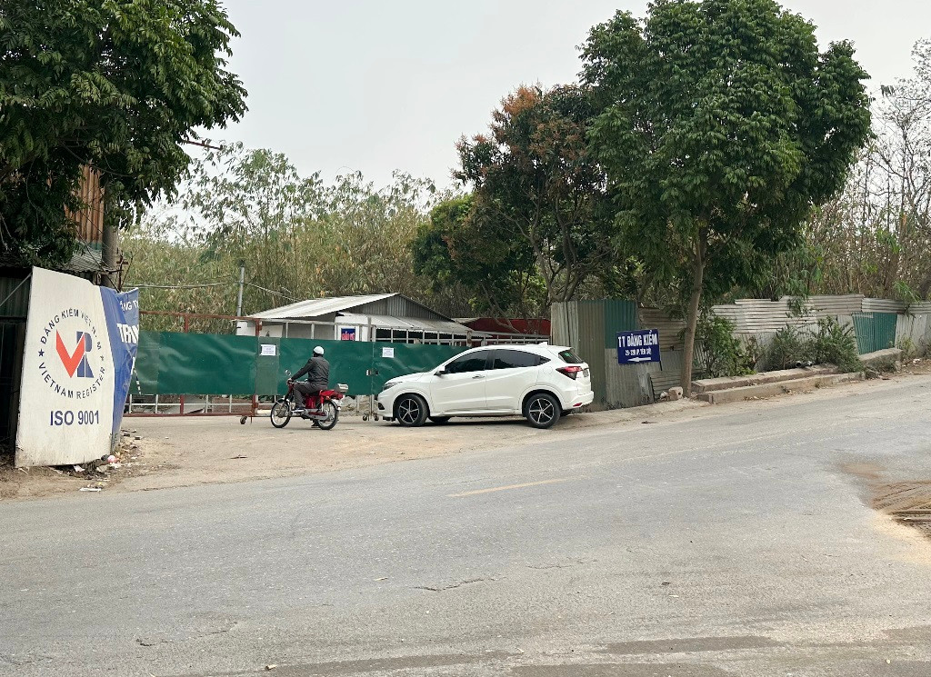 Cũng trong sáng 6/3, biển Trung tâm đăng kiểm xe cơ giới nhanh chóng được hạ khỏi cổng.