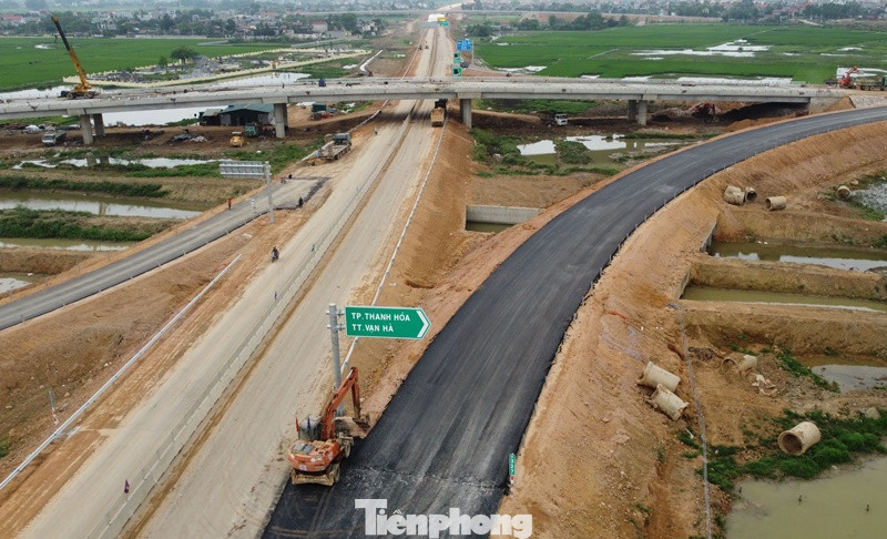 Thảm nhựa hoàn thành nút giao Đông Xuân - cuối tuyến cao tốc Mai Sơn - QL45. Ảnh: Anh Trọng. Thảm nhựa hoàn thành nút giao Đông Xuân - cuối tuyến cao tốc Mai Sơn - QL45. Ảnh: Anh Trọng.