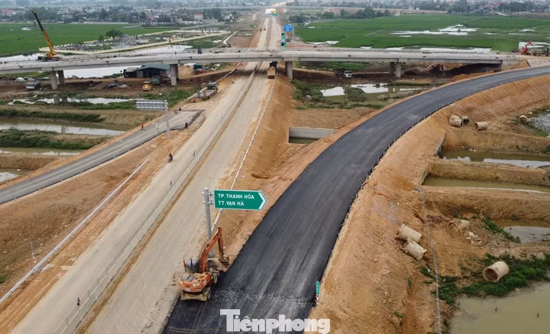 Thảm nhựa hoàn thành nút giao Đông Xuân - cuối tuyến cao tốc Mai Sơn - QL45. Ảnh: Anh Trọng.