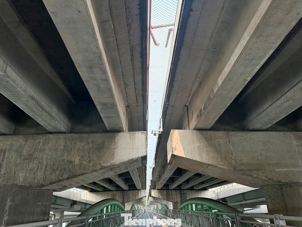 Để giúp xe máy đi ở khe giữa hai bên dầm cầu đường trên cao an toàn, đơn vị thi công đã làm cả lưới chắn vật rơi từ phía trên.