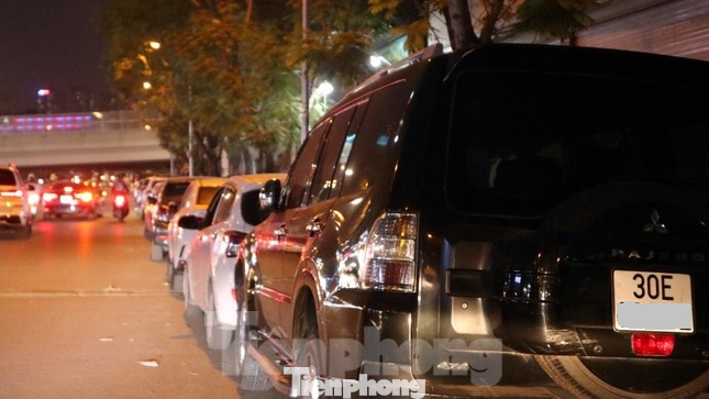 Ô tô đỗ "bịt" toàn bộ lối lên xuống vỉa hè tại nhiều tuyến phố tại quận Cầu Giấy, trong đó có đường Phạm Văn Đồng. Ô tô đỗ "bịt" toàn bộ lối lên xuống vỉa hè tại nhiều tuyến phố tại quận Cầu Giấy, trong đó có đường Phạm Văn Đồng.