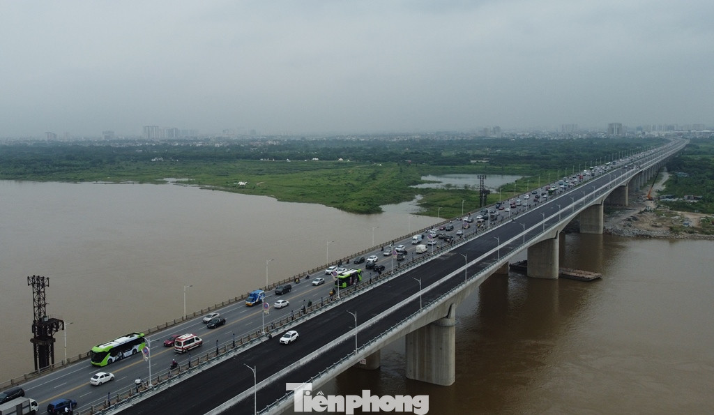 Phía cầu và đường dẫn bên Long Biên đã cơ bản hoàn thiện, xe công trường và xe công vụ có thể chạy từ đầu cầu bên này sang đầu cầu bên kia.