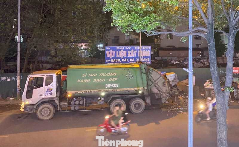 Xe thu gom rác BKS 88C-11747 - Vĩnh Yên EUS hoạt động sai giờ tại Nguyễn Văn Huyên Xe thu gom rác BKS 88C-11747 - Vĩnh Yên EUS hoạt động sai giờ tại Nguyễn Văn Huyên