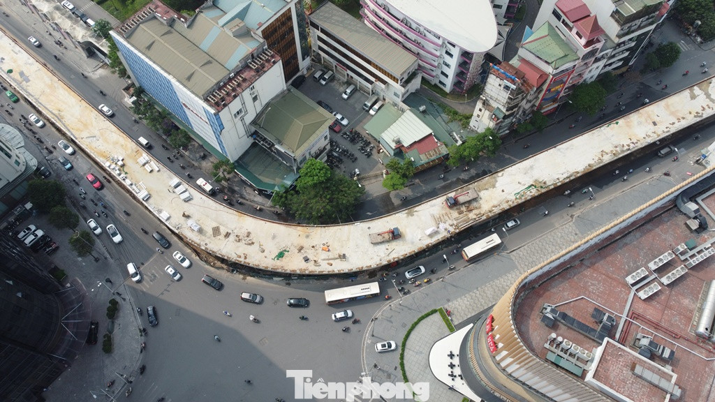 Với mục tiêu tạo thuận lợi cho người dân đi lại "xóa" điểm đen ùn tắc tại nút giao Chùa Bộc - Phạm Ngọc Thạch, tháng 11/2021 cầu vượt có kết cấu thép đã được thành phố Hà Nội động thổ xây dựng. Đây cũng là cầu có hình chữ C đầu tiên tại Hà Nội.