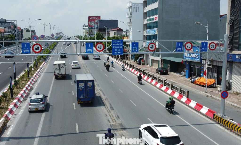 Tuy nhiên, ở phía cầu cũ (giai đoạn 1), mặt cầu có chung kết cấu, chiều rộng mặt đường như nhau nhưng biển báo lại quy định, ô tô chỉ được lưu thông với tốc độ tối đa 40 km/h, xe máy 30km/h. Tuy nhiên, ở phía cầu cũ (giai đoạn 1), mặt cầu có chung kết cấu, chiều rộng mặt đường như nhau nhưng biển báo lại quy định, ô tô chỉ được lưu thông với tốc độ tối đa 40 km/h, xe máy 30km/h.