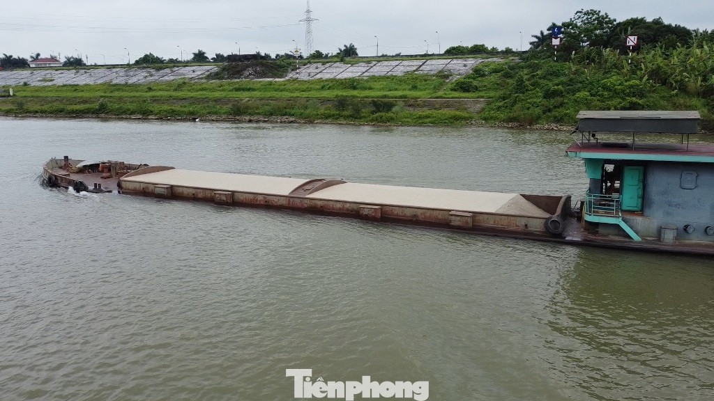 Trong thời gian từ 10 đến 10h30 ngày 8/5, phóng viên đã ghi được hình ảnh hàng chục tàu có bằng chứng chở cát quá tải khi mớn nước bị ngập và nước sông chìm cả sàn boong tàu. Hình ảnh tàu có BKS: PT-2321 chạy trên sông Đuống qua Hà Nội lúc 10h15.