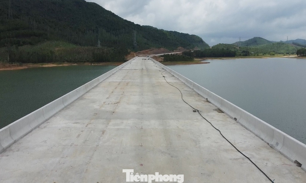 Hiện các đơn vị thi công đang hoàn thiện các công việc cuối cùng trong đó có chuẩn bị thảm nhựa mặt cầu, đặt mục tiêu hoàn thành cầu trước 30/8/2023.