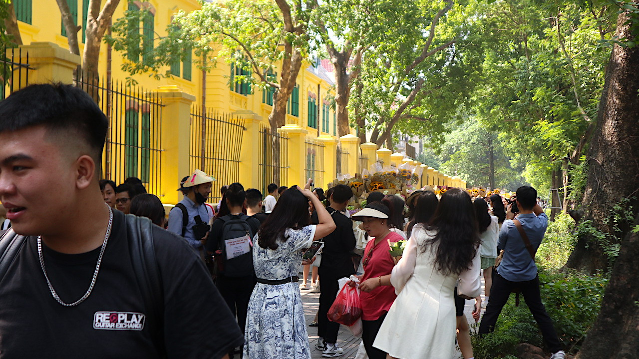 Rất khó để chụp một bức ảnh đẹp trên vỉa hè con phố này hôm nay do quá đông đúc.